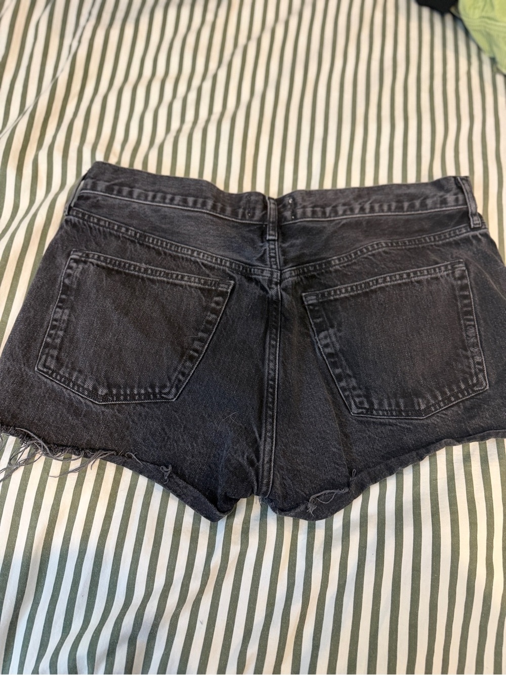 AGOLDE Washed Black High-Rise Frayed Denim Shorts - Picture 4 of 6